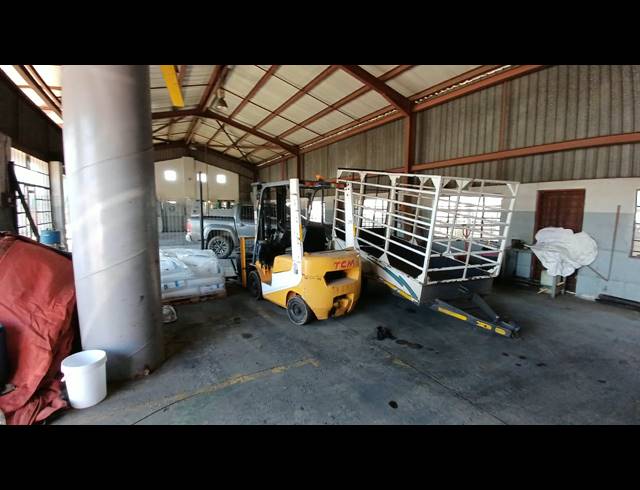 1,100M² BUILDING FOR SALE IN APEX